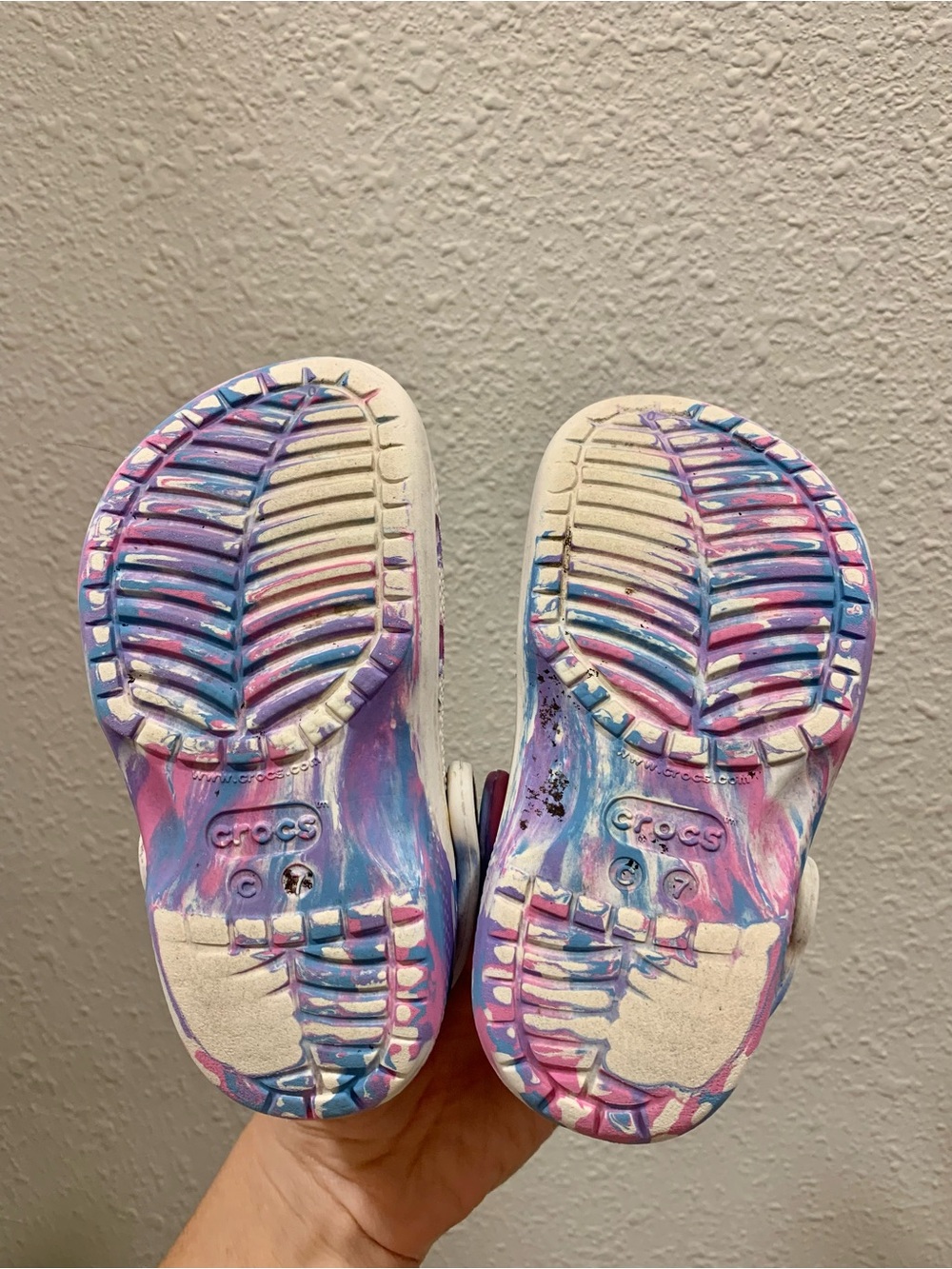 Crocs Classic Marbled Clogs - Picture 4 of 4